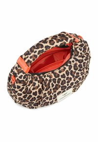 Tasche mit Leopardenmuster und weicher, plüschiger Textur. Verfügt über einen orangefarbenen Akzent und einen Reißverschluss, der ein rotes Innenfutter offenbart. Goldenes Logodetail.