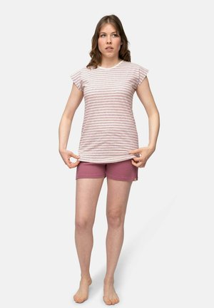 Gestreepte top met korte mouwen in lichtroze en wit, gecombineerd met effen roze shorts. De stof lijkt zacht; heeft kapmouwen en een comfortabele pasvorm.