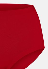Slips hipster in cotone rosso con una texture liscia, vita ampia e design a copertura totale. I bordi sono leggermente arrotondati per il massimo comfort.