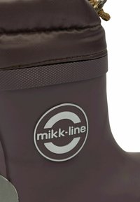 Bruine rubberen laars met een gestructureerd oppervlak, voorzien van een grijze logo patch. De bovenrand heeft een contrasterende stoffen voering en een trekkoord.