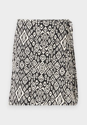 Črno-bela torba z geometrijskim diamantom, izdelana iz tkanine z teksturirano površino. Zasnovana z odprtjem na preklop.