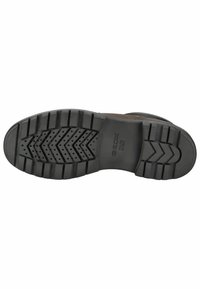 Suela de zapato de cuero marrón con superficie de goma negra texturizada. Presenta un patrón de dibujo con ranuras y perforaciones para la transpirabilidad.