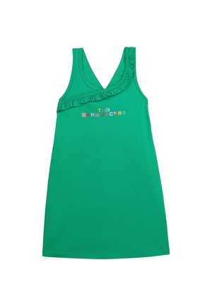 Vestido verde sin mangas hecho de una tela suave, con un detalle de hombro con volantes y un texto colorido que dice "THE MARC JACOBS."