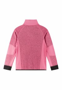 Rosa Sportjacke mit hohem Kragen, strukturiertem Stoff und kontrastierenden schwarzen Bündchen. Glattes Design mit langen Ärmeln und ohne sichtbare Befestigungen.