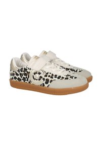 Zapatillas con estampado de leopardo, en ante beige y con detalles dorados. Presentan una correa de Velcro y un diseño con cordones. Suela de goma.