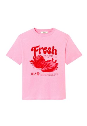 T-shirt rose à manches courtes avec un graphisme rouge de fraises et un texte indiquant Fresh ainsi que des phrases sur les baies sucrées et le pur bonheur.