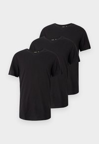 Tres camisetas de cuello redondo de manga corta en color negro liso, dispuestas de manera escalonada y superpuesta sobre un fondo blanco.