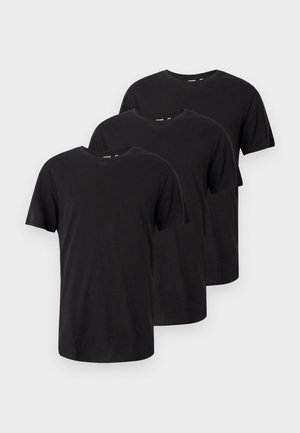 Három sima fekete, rövid ujjú, kerek nyakú póló, egymásra boruló, lépcsőzetes elrendezésben, fehér háttér előtt.