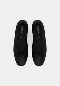 Μαύρα πλεκτά μπαλαρίνια με στρογγυλεμένη μύτη, που διαθέτουν ένα μικρό φιόγκο μπροστά και λεία δερμάτινη επένδυση κατά μήκος των άκρων.