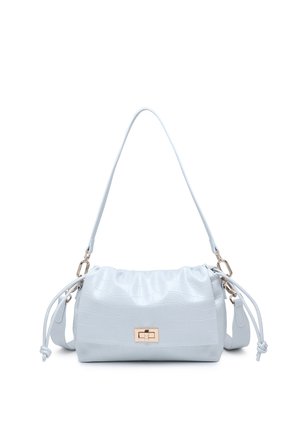 Sac à main bleu clair en cuir synthétique façon crocodile avec détails froncés, fermoir à tour doré, bandoulière supérieure et cordons latéraux.