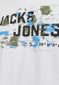 Camiseta de algodón blanca con estampado gráfico en negro, azul y verde, con el texto "JACK & JONES" y coordenadas geográficas.