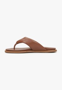 Bruine leren flip-flop sandaal met een soepele bovenkant, een teenpostontwerp en een platte zool. Kenmerkt zich door een minimalistische en naadloze uitstraling.