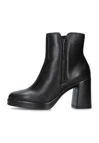 Stivale alla caviglia in pelle nera con tacco a blocco alto, cerniera laterale, texture liscia e punta arrotondata. Nessun motivo o accento visibile.