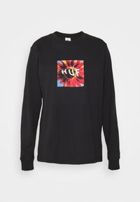 Sort t-shirt med lange ærmer med et farverigt blomsterdesign på forsiden og teksten "HUF" i hvid inden for en kvadratisk ramme.