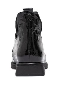 Czarne lakierowane botki za kostkę o gładkim wykończeniu, kwadratowym obcasie i zapięciu na zamek z tyłu. Posiadają subtelny wzór pęknięć.