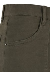 Pantaloni in denim verde oliva con taglio dritto, dotati di una tasca frontale con rivetto metallico, cuciture visibili lungo la vita e i bordi.