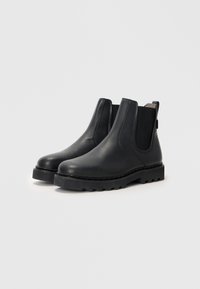 Bottes Chelsea en cuir noir avec des panneaux latéraux en élastique, des bouts arrondis et des semelles en caoutchouc épaisses dotées d'un motif de semelle pour une meilleure adhérence.