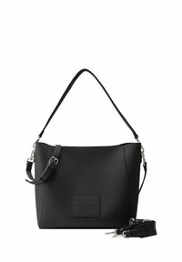 Borsa a spalla in pelle nera con forma strutturata, superficie testurizzata, tracolla regolabile e patch del logo sul davanti.