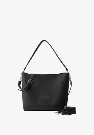 Schwarze Leder-Umhängetasche mit strukturiertem Design, texturiertem Oberflächen, verstellbarem Tragegurt und einem Logo-Patch auf der Vorderseite.