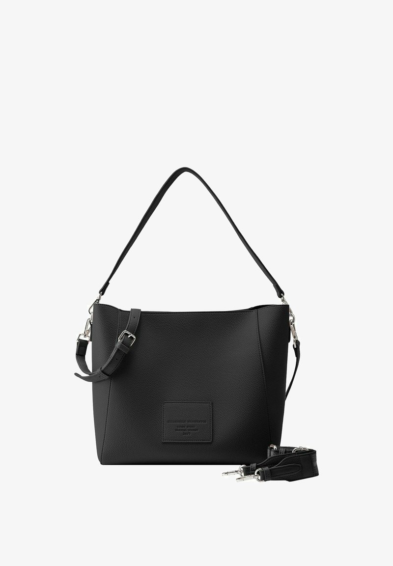Borsa a spalla in pelle nera con forma strutturata, superficie testurizzata, tracolla regolabile e patch del logo sul davanti.