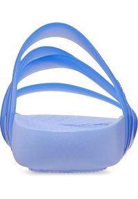 Sandale en caoutchouc bleu avec trois brides flexibles courbant le pied et une semelle texturée, vue de dos.