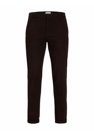Pantalon marron foncé à coupe ajustée, avec passants de ceinture, braguette sur le devant et bas retroussés, sur fond blanc.