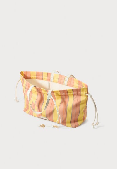 Sac fourre-tout rayé dans des nuances de jaune, orange et rose. Fabriqué en tissu avec un haut ouvert et des fermetures à cordon. Il dispose de deux poignées.