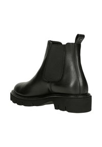 Zwarte leren Chelsea boots met elastische zijpanelen, een versterkte achterste treklus en een dikke, robuuste zool. Gladde textuur met minimale detailing.