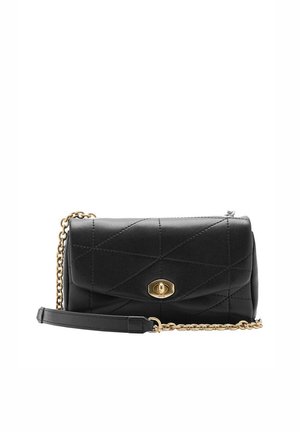 Pochette en cuir noir matelassé avec fermoir tournant doré et bandoulière chaîne avec rembourrage en cuir sur fond blanc.