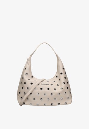Beige leren handtas met een enkele handgreep en schouderriem, versierd met gelijkmatig verdeelde glanzende zilveren studs over het hele oppervlak.