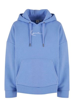 Blå huvtröja i mjukt material, med en framficka, dragsnören och en vit signaturlogo på bröstet.