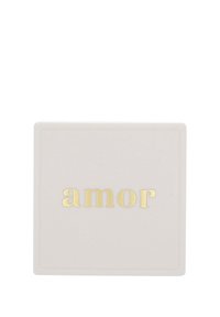 Caja cuadrada de cerámica blanca con una textura suave, que presenta la palabra "amor" en letras metálicas doradas. Diseño simple, sin patrones adicionales.