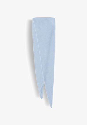 Lichtblauwe gebreide wollen sjaal, dubbelgevouwen in de lengte met puntige uiteinden, hangend tegen een witte achtergrond.