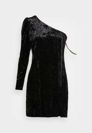 Robe noire en velours écrasé à une épaule avec une manche longue, un détail de fermeture éclair et une petite fente à l'avant.