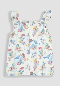 Top de algodón sin mangas con tirantes de volantes, con un estampado acuático en azul claro de sirenas, peces y coral sobre un fondo blanco.