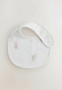 Bomullsbib i vitt med pastellfärgade fe- och stjärnmönster. Rund form med knäppning. Mjuk textur och lättviktsdesign.