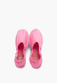 Scarpe slip-on rosa in canvas con bordi arricciati, punta rotonda e cuciture bianche a contrasto. L'interno presenta una soletta testurizzata.
