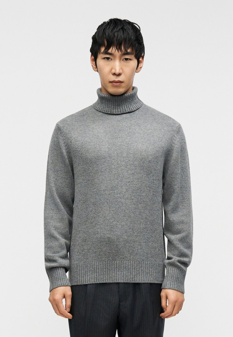 Ανοιχτό γκρι πουλόβερ με ζιβάγκο από απαλό μαλλί, με ριμπ μανσέτες και τελείωμα, σε άνετη εφαρμογή και λεία υφή.