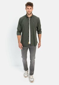 camel active MIT ALLOVER - Skjorter - leaf green