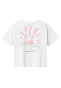 Camiseta de algodón blanca con mangas cortas, que presenta un gráfico de sol rosa y el texto "SEA SUN SAND" en verde y gris en la parte de atrás.