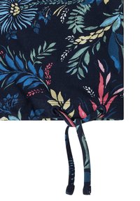 Ściągacz u dołu z granatowej tkaniny z wzorem kwiatowych liści w kolorach niebieskim, zielonym, żółtym i czerwonym.