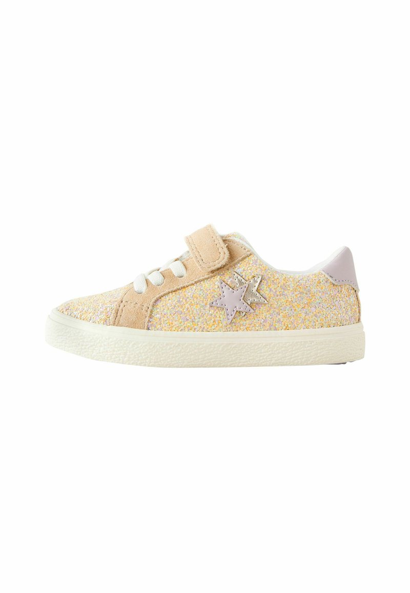 Baskets beige pailletées avec une bande velcro et des lacets blancs. Elles présentent une étoile accent légère violette et une semelle blanche texturée.
