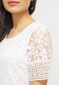 Vero Moda Vestido informal - white