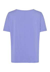 Lilla kortærmet t-shirt, rund halsudskæring, blød tekstur, lige snit og en midtersøm detalje på ryggen.