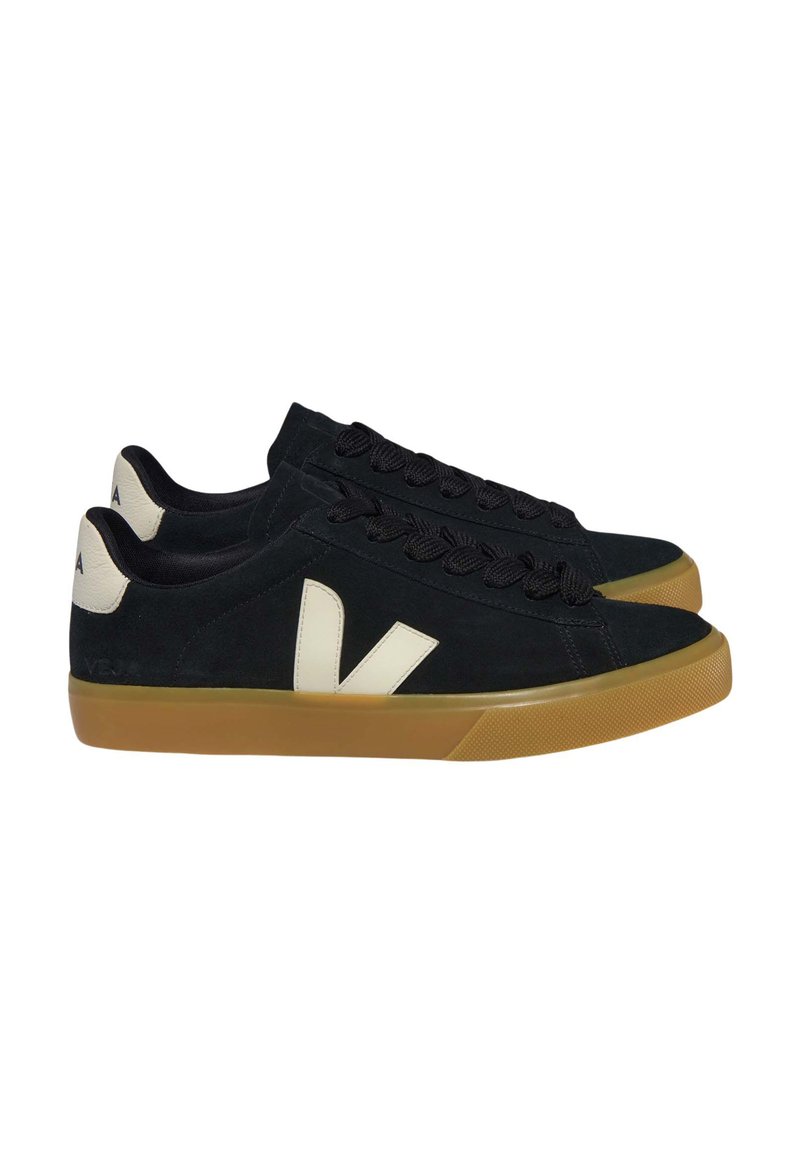 Sneakers in suede nero con logo "V" beige, punta tonda, suola in gomma testurizzata e lacci intrecciati. Presentano un design minimalista e colori a contrasto.