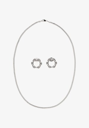 Zilveren ketting met gevlochten schakels en een karabijnsluiting, gecombineerd met bijpassende ronde oorbellen met een gestructureerd ontwerp.