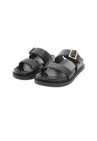 Svarta lädersandaler med två breda remmar och en sidspänne. Har en platt sula och en jämn yta.