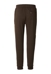 Bruine sportbroek met een elastische tailleband, taps toelopende pijpen, zijstrepen en een zak met ritssluiting aan de achterkant. Gladde stoftextuur.