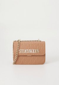 Karamellfarbene Handtasche aus Kunstleder mit geprägtem Muster, goldener Kettenriemen und auffälligem silbernem Logo auf der Vorderseite. Kompakte rechteckige Form.