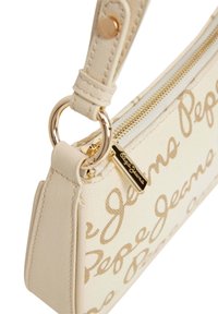 Bežna crossbody torba Pepe Jeans s teksturiranom površinom, zlatnim zatvaračem i ponavljajućim uzorkom logotipa. Akcenti u zlatnoj boji.
